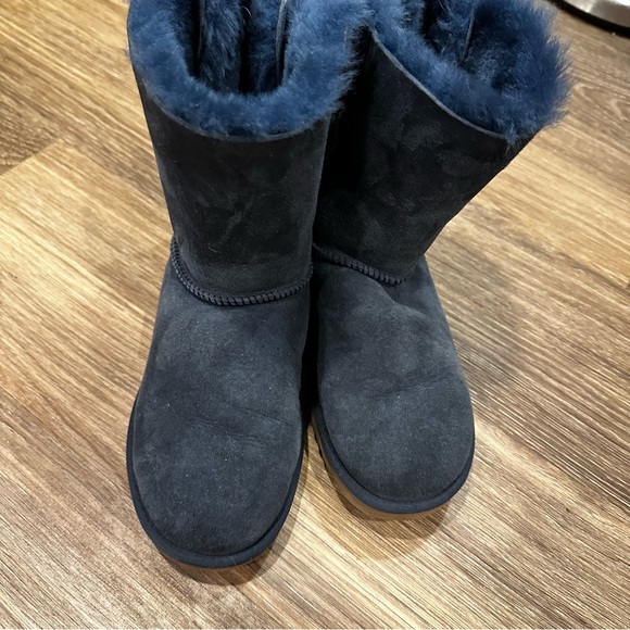 UGG Bailey Bow II boots in navy. Sz 6 - Picture 3 of 11